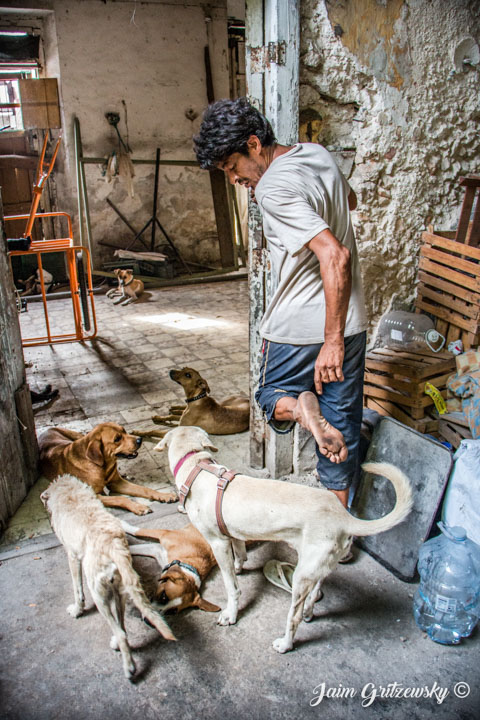 edgardo señor de los perros en casa abandonada en Mérida
