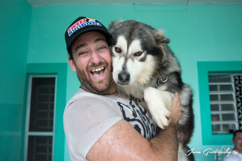 jaim gritzewsky fotógrafo de perros cargando alaska malamute