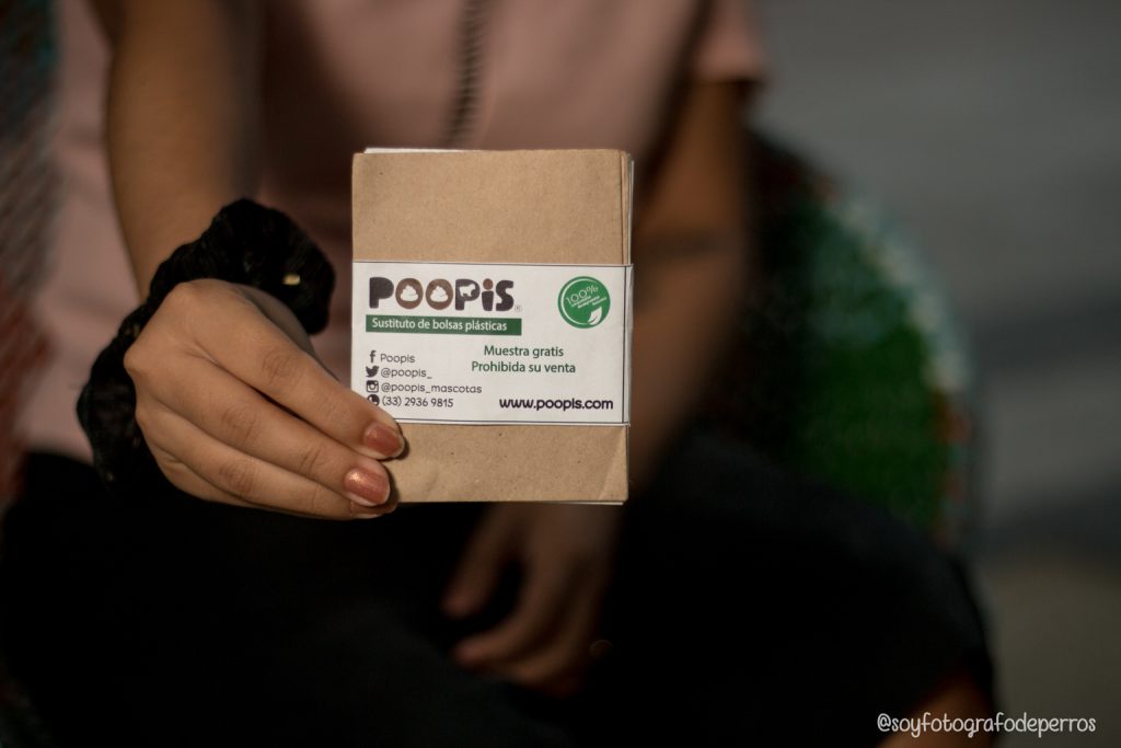 Poopis muestra gratis hojas compostables para recoger popó de perros