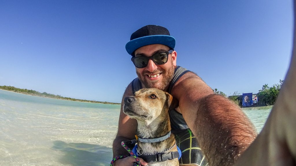 Foto con mi perro en el canal de los piratas laguna de Bacalar