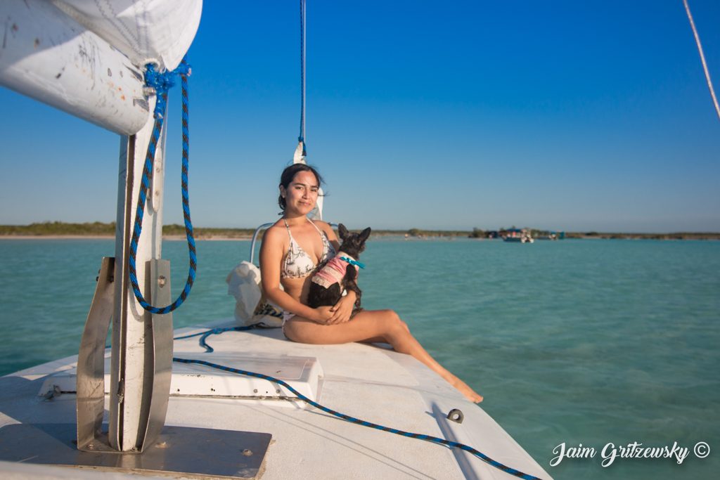 mujer en velero bacalar con perro guayabera laguna