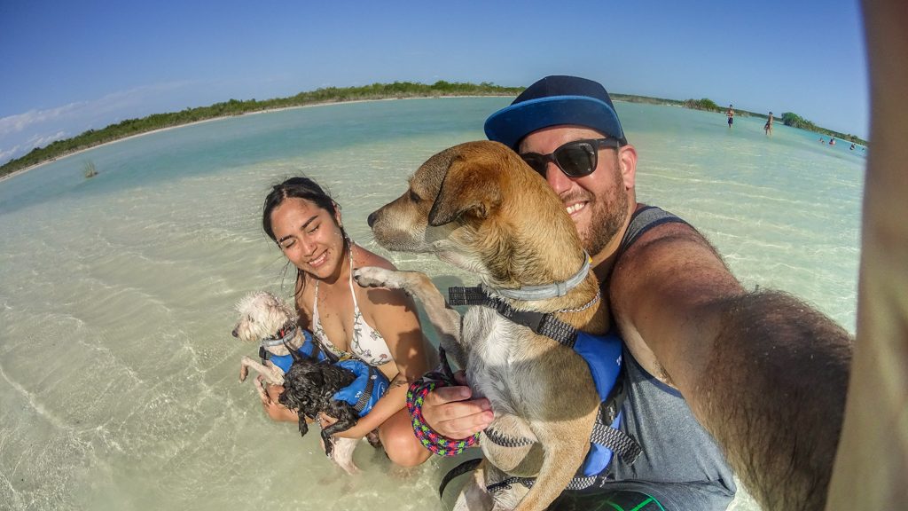 selfie de la familia completa con los tres perritos en el canal de los piratas